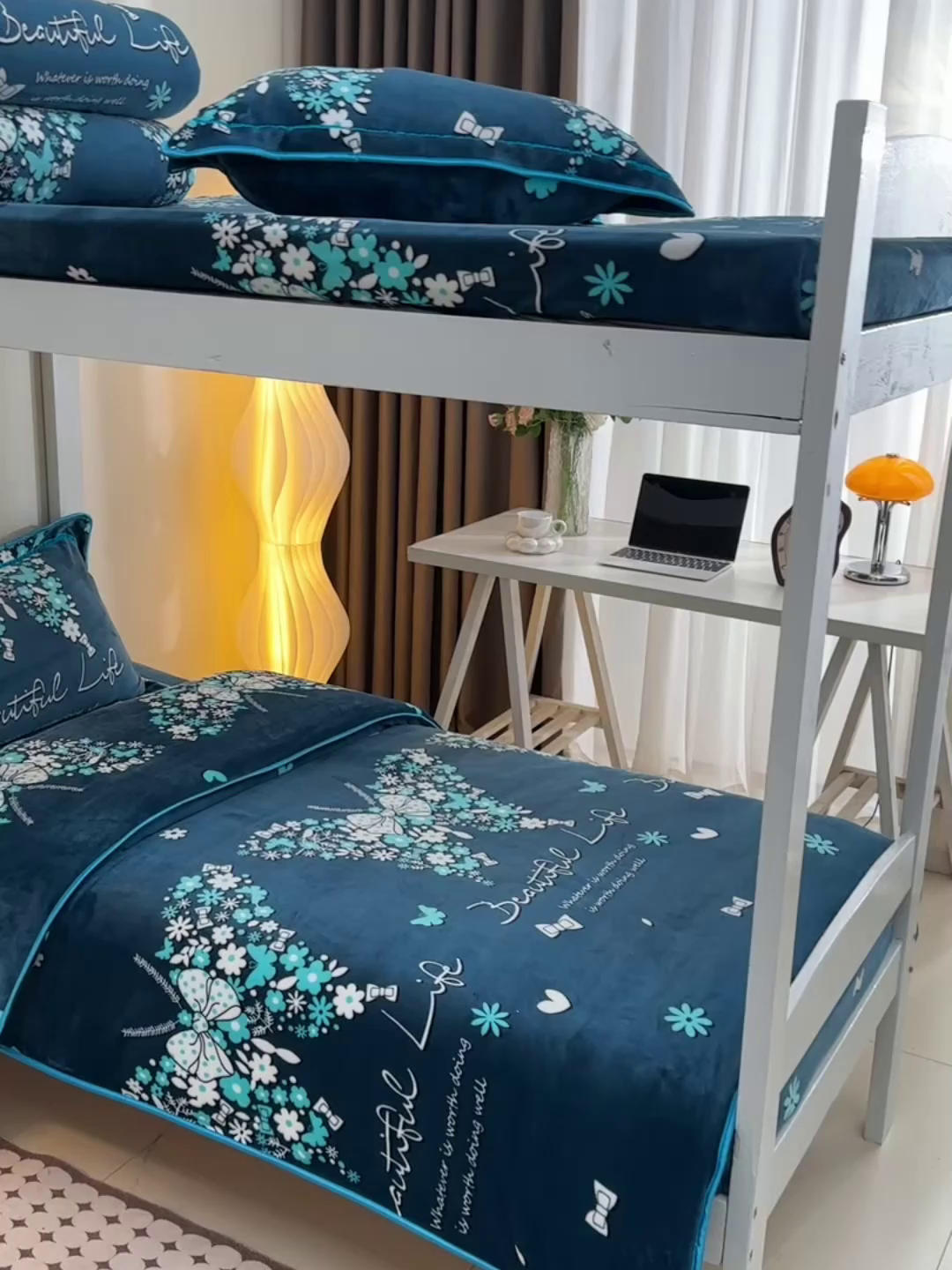 91家纺网 家纺一手货源 找家纺 缘莉娜家纺 2025新款牛奶绒印花学生宿舍三件套上下铺三件套 翩翩起舞