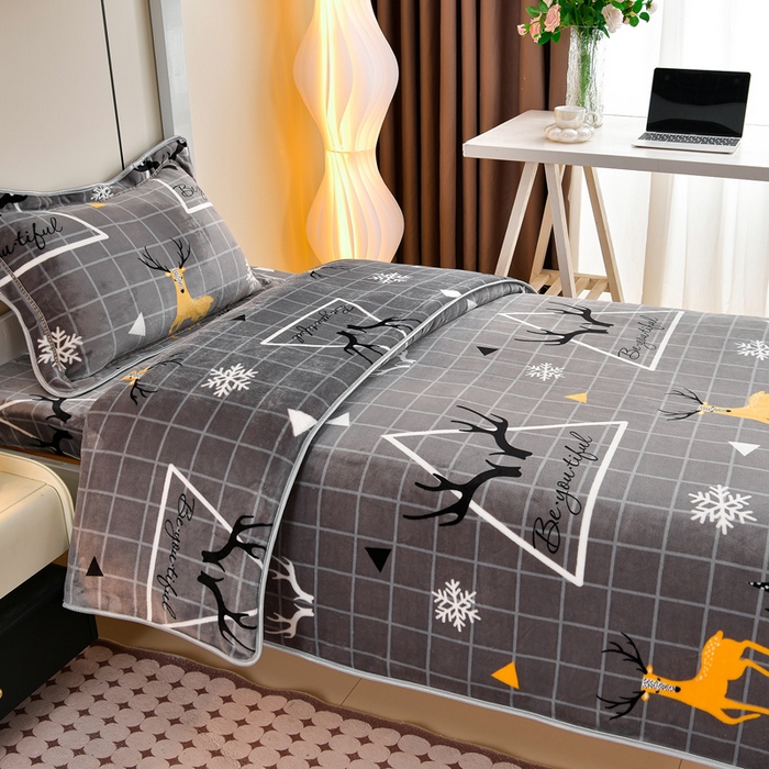 91家纺网 家纺一手货源 找家纺 缘莉娜家纺 2025新款牛奶绒印花学生宿舍三件套上下铺三件套 鹿上时空