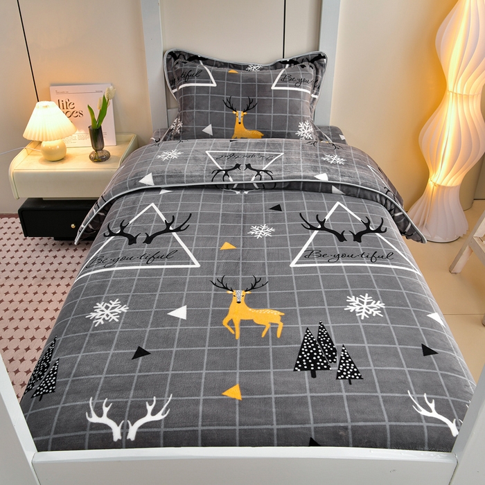 91家纺网 家纺一手货源 找家纺 缘莉娜家纺 2025新款牛奶绒印花学生宿舍三件套上下铺三件套 鹿上时空