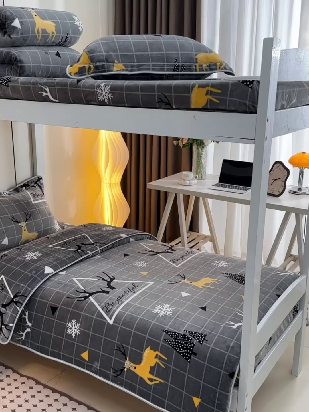 91家纺网 家纺一手货源 找家纺 缘莉娜家纺 2025新款牛奶绒印花学生宿舍三件套上下铺三件套 鹿上时空