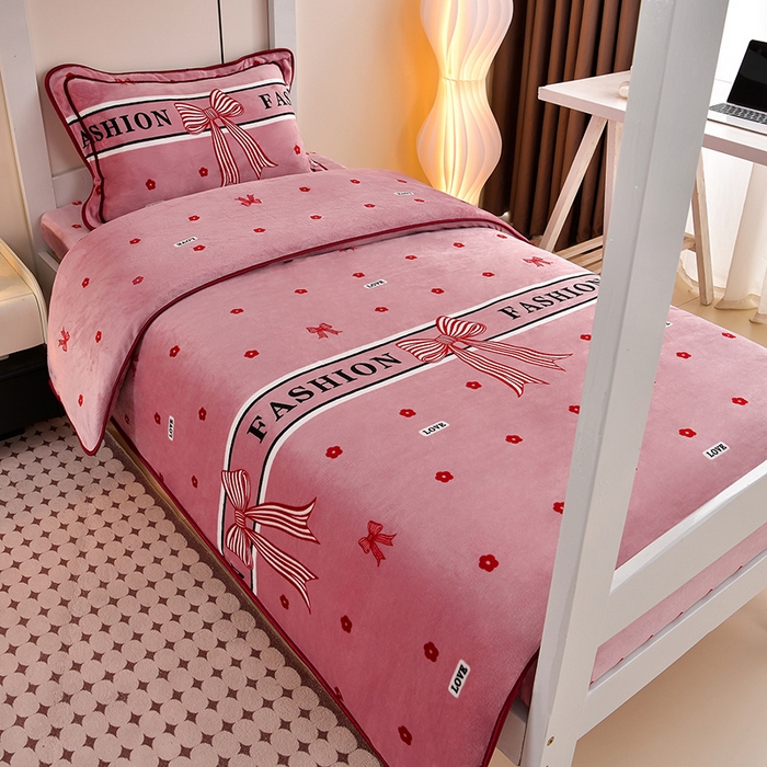 91家纺网 家纺一手货源 找家纺 缘莉娜家纺 2025新款牛奶绒印花学生宿舍三件套上下铺三件套 甜蜜蜜