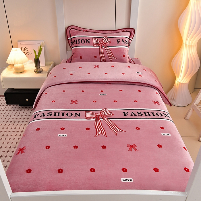 91家纺网 家纺一手货源 找家纺 缘莉娜家纺 2025新款牛奶绒印花学生宿舍三件套上下铺三件套 甜蜜蜜