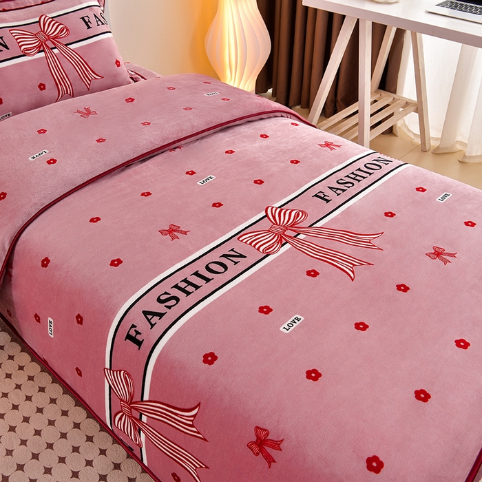 91家纺网 家纺一手货源 找家纺 缘莉娜家纺 2025新款牛奶绒印花学生宿舍三件套上下铺三件套 甜蜜蜜