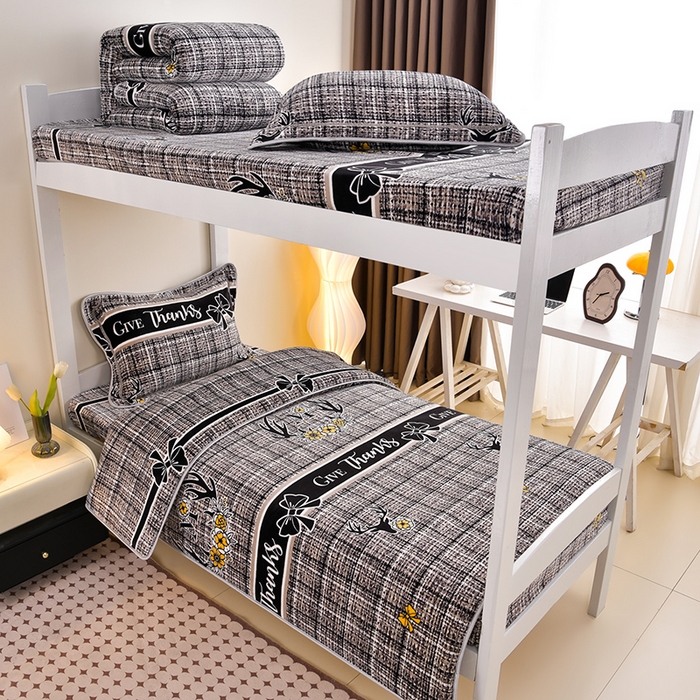 91家纺网 家纺一手货源 找家纺 缘莉娜家纺 2025新款牛奶绒印花学生宿舍三件套上下铺三件套 一路相伴