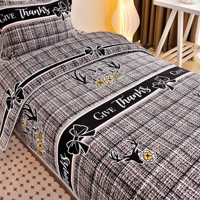 91家纺网 家纺一手货源 找家纺 缘莉娜家纺 2025新款牛奶绒印花学生宿舍三件套上下铺三件套 一路相伴