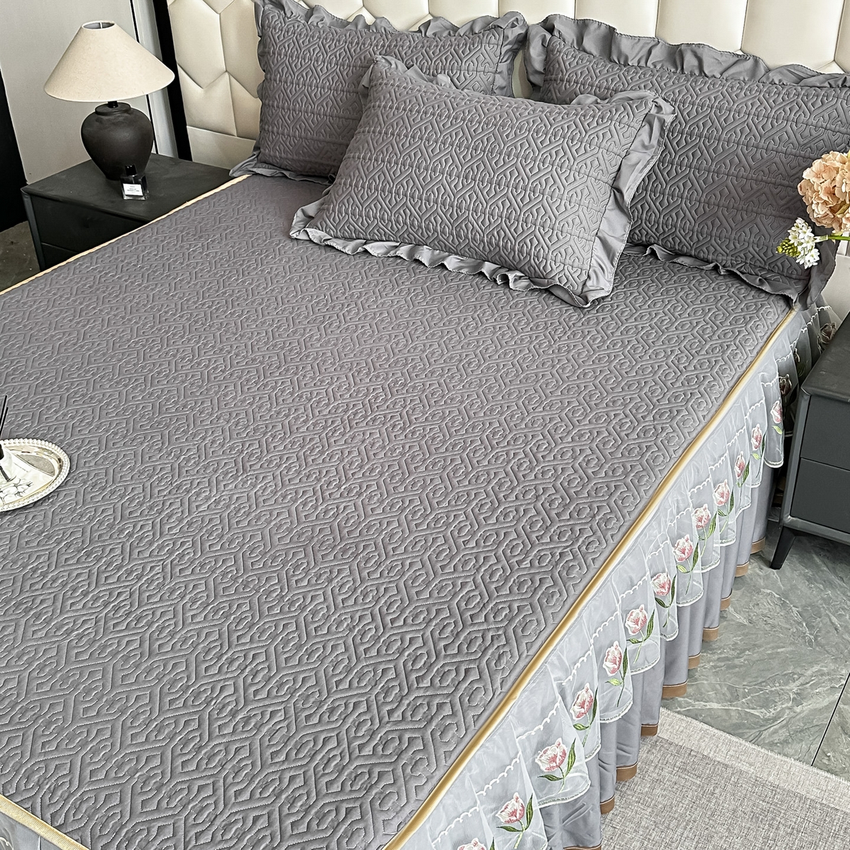 91家纺网 家纺一手货源 找家纺 手艺人家纺 2025新款全棉纯棉绗缝单床裙C01 床裙单件 床裙C01灰