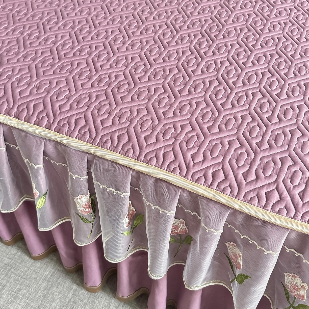 91家纺网 家纺一手货源 找家纺 手艺人家纺 2025新款全棉纯棉绗缝单床裙C01 床裙单件 床裙C01紫