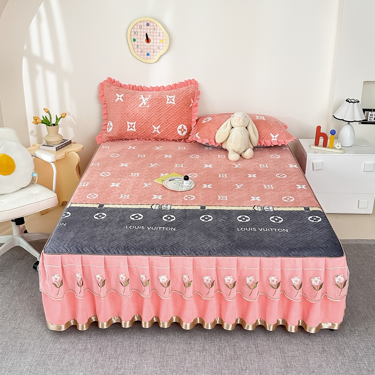 91家纺网 家纺一手货源 找家纺 （总）手艺人家纺 2025新款牛奶绒绗缝R01-R05单床裙 床裙单件