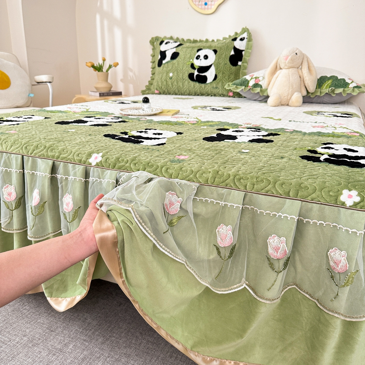 91家纺网 家纺一手货源 找家纺 手艺人家纺 2025新款牛奶绒绗缝R01-R05单床裙 床裙单件 床裙R01