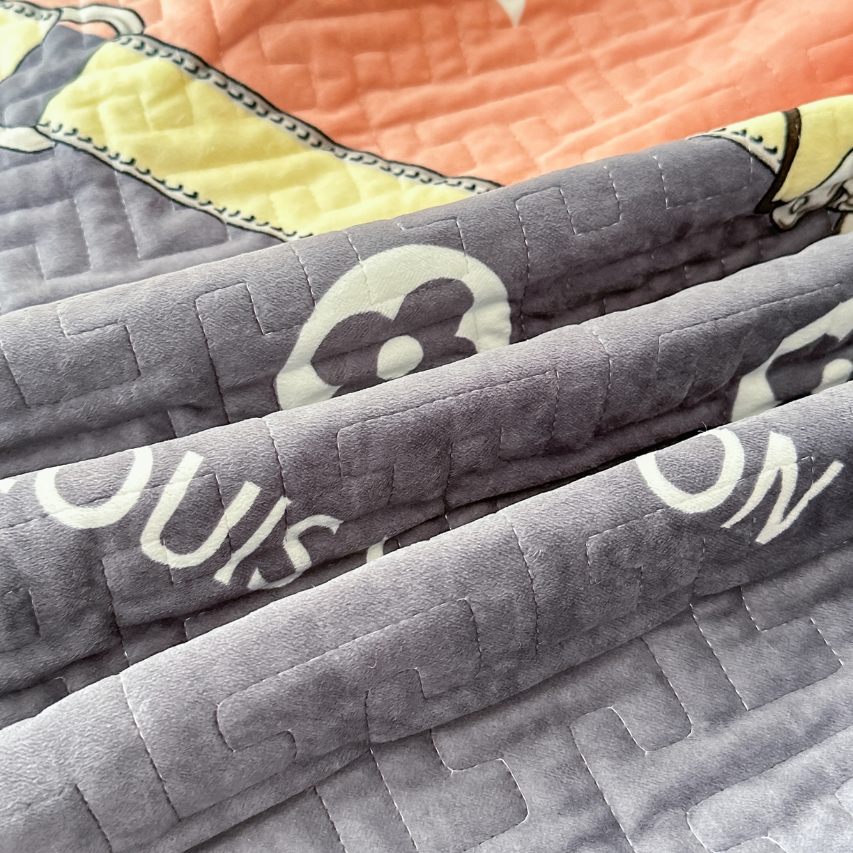 91家纺网 家纺一手货源 找家纺 手艺人家纺 2025新款牛奶绒绗缝R01-R05单床裙 床裙单件 床裙R03