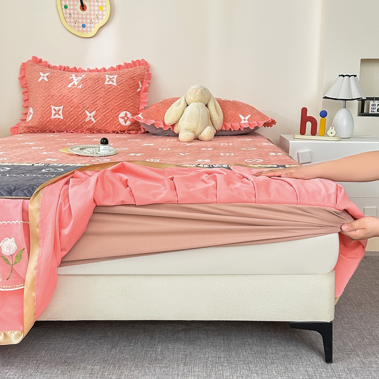 91家纺网 家纺一手货源 找家纺 手艺人家纺 2025新款牛奶绒绗缝R01-R05单床裙 床裙单件 床裙R03