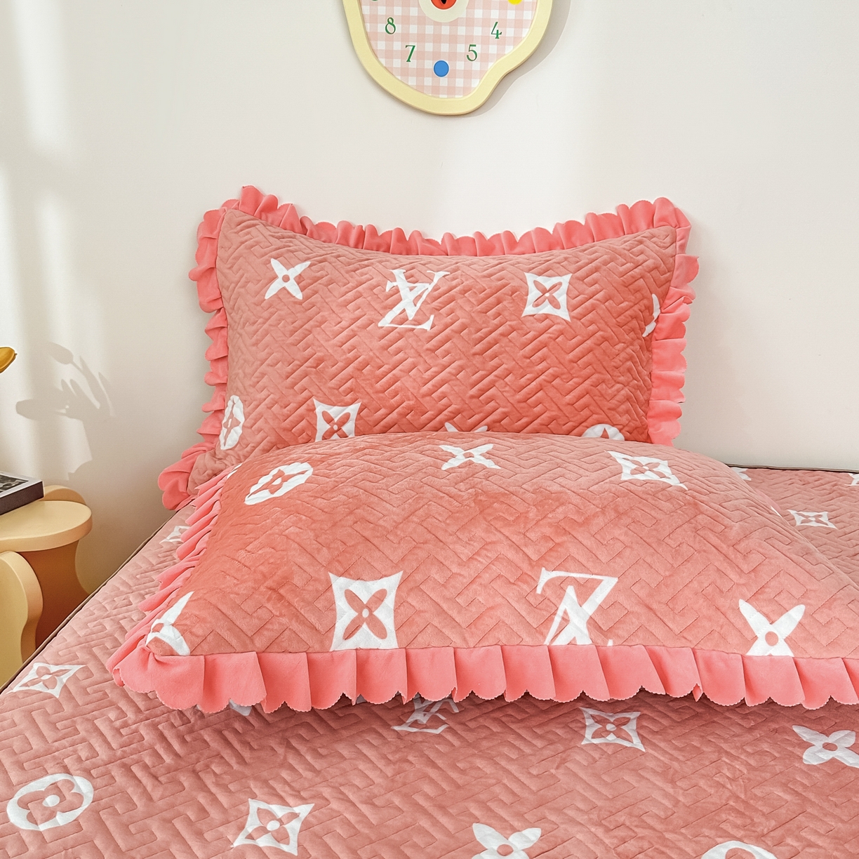 91家纺网 家纺一手货源 找家纺 手艺人家纺 2025新款牛奶绒绗缝R01-R05单床裙 床裙单件 床裙R03