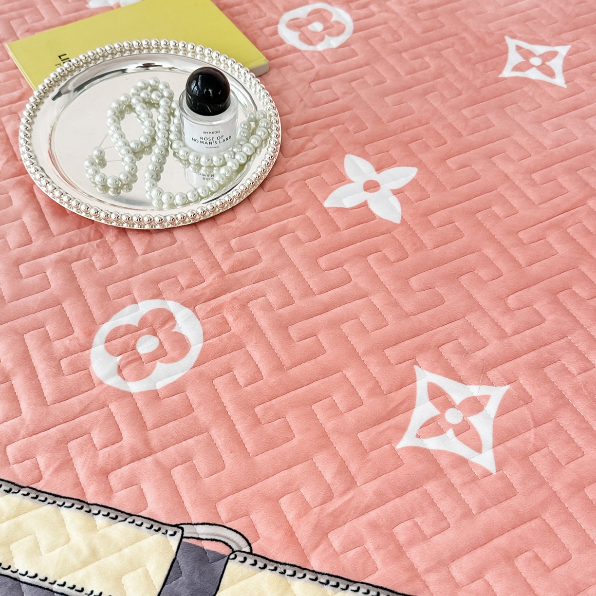 91家纺网 家纺一手货源 找家纺 手艺人家纺 2025新款牛奶绒绗缝R01-R05单床裙 床裙单件 床裙R03