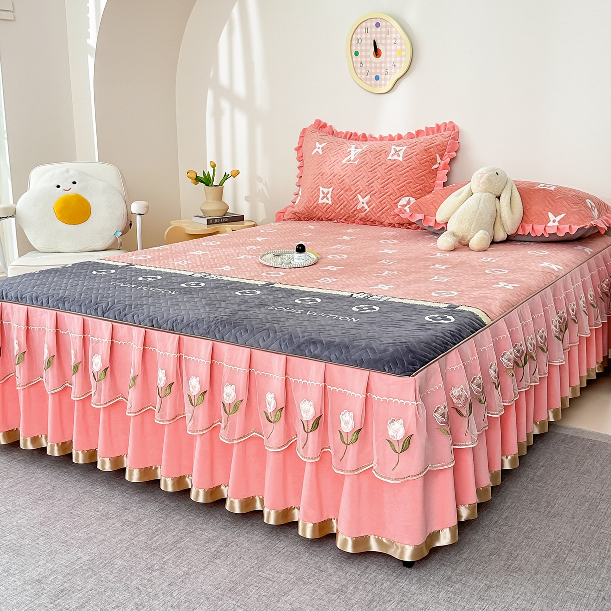 91家纺网 家纺一手货源 找家纺 手艺人家纺 2025新款牛奶绒绗缝R01-R05单床裙 床裙单件 床裙R03