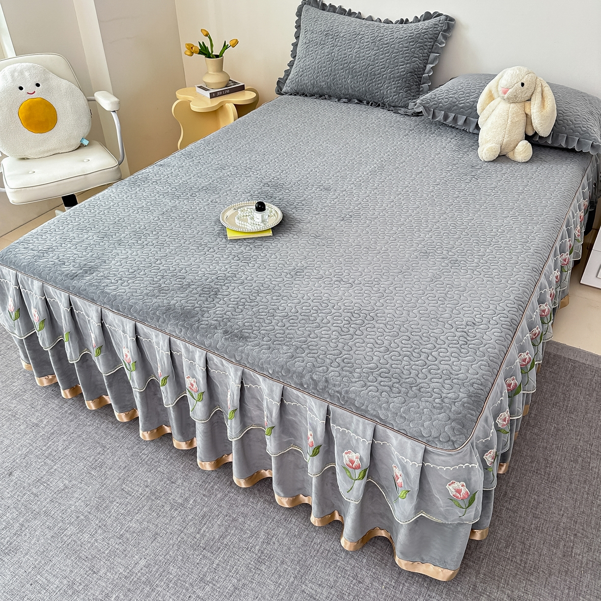 91家纺网 家纺一手货源 找家纺 手艺人家纺 2025新款牛奶绒绗缝R01-R05单床裙 床裙单件 床裙R05