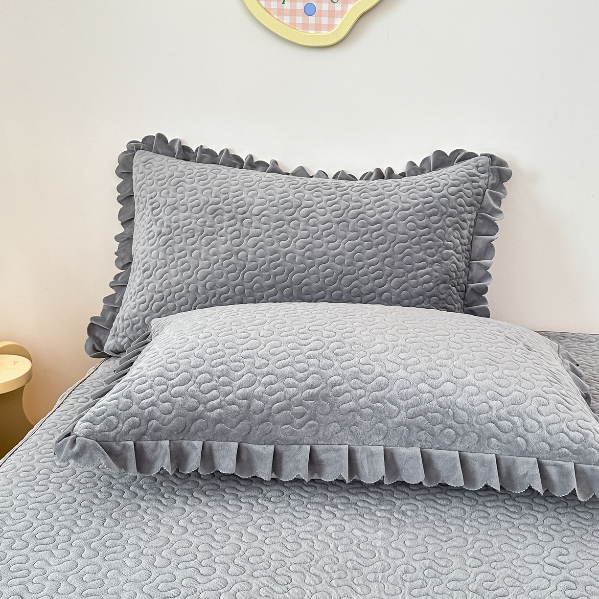 91家纺网 家纺一手货源 找家纺 手艺人家纺 2025新款牛奶绒绗缝R01-R05单床裙 床裙单件 床裙R05