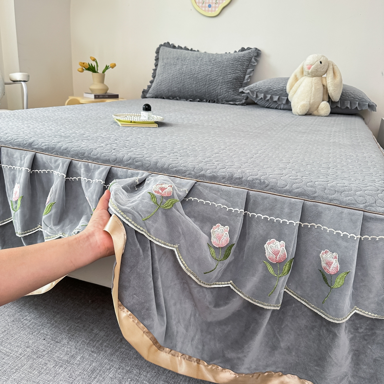 91家纺网 家纺一手货源 找家纺 手艺人家纺 2025新款牛奶绒绗缝R01-R05单床裙 床裙单件 床裙R05