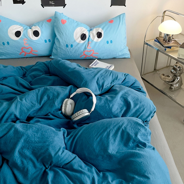 91家纺网 家纺一手货源 找家纺 优卡迪家纺馆 2025新款A类亲肤水洗棉大眼萌纯色混搭四件套 大眼萌-宝兰灰