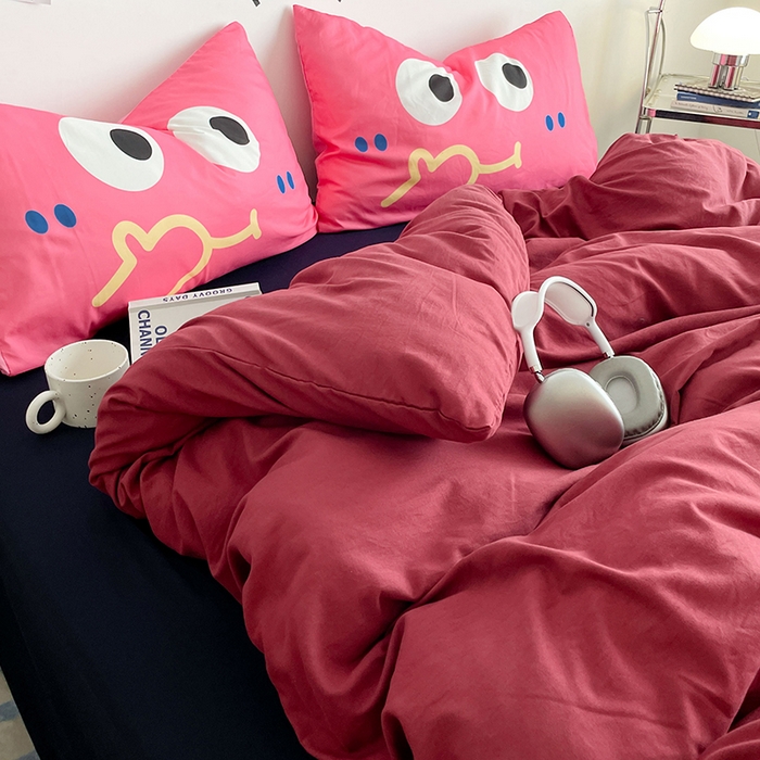 91家纺网 家纺一手货源 找家纺 优卡迪家纺馆 2025新款A类亲肤水洗棉大眼萌纯色混搭四件套 大眼萌-藏青红