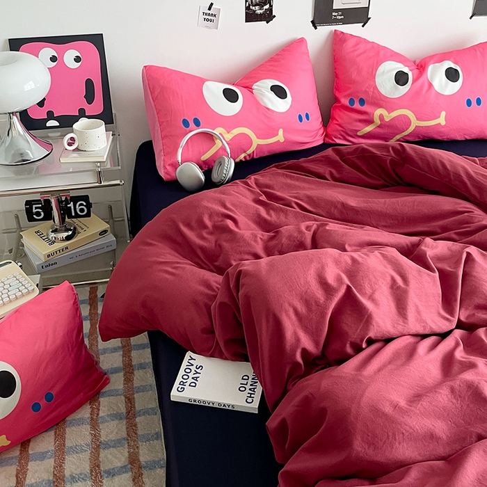 91家纺网 家纺一手货源 找家纺 优卡迪家纺馆 2025新款A类亲肤水洗棉大眼萌纯色混搭四件套 大眼萌-藏青红