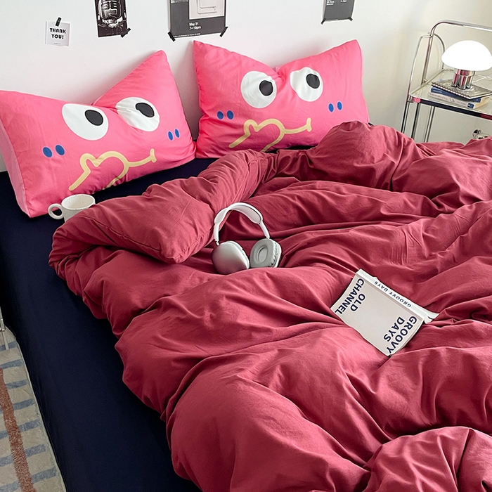 91家纺网 家纺一手货源 找家纺 优卡迪家纺馆 2025新款A类亲肤水洗棉大眼萌纯色混搭四件套 大眼萌-藏青红