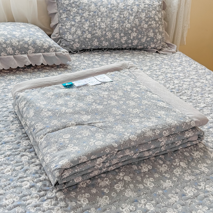 91家纺网 家纺一手货源 找家纺 艺慕家纺 2025新款水洗棉麻双层纱夏被床盖四件套 幽梦青萝