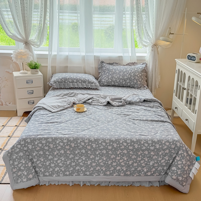 91家纺网 家纺一手货源 找家纺 艺慕家纺 2025新款水洗棉麻双层纱夏被床盖四件套 幽梦青萝