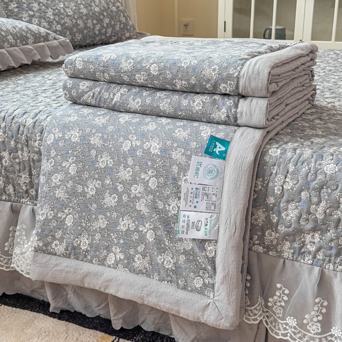 91家纺网 家纺一手货源 找家纺 艺慕家纺 2025新款水洗棉麻双层纱夏被床盖四件套 幽梦青萝,幽梦青萝