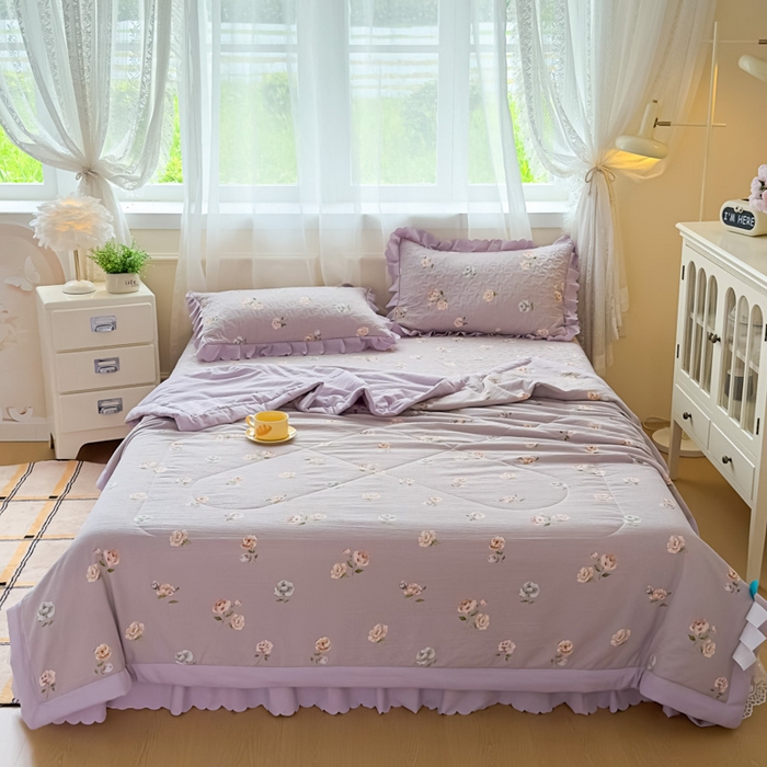 91家纺网 家纺一手货源 找家纺 艺慕家纺 2025新款水洗棉麻双层纱夏被床盖四件套 紫菱花园