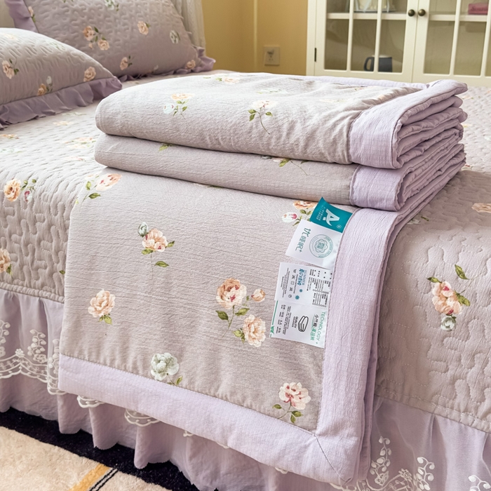 91家纺网 家纺一手货源 找家纺 艺慕家纺 2025新款水洗棉麻双层纱夏被床盖四件套 紫菱花园,紫菱花园