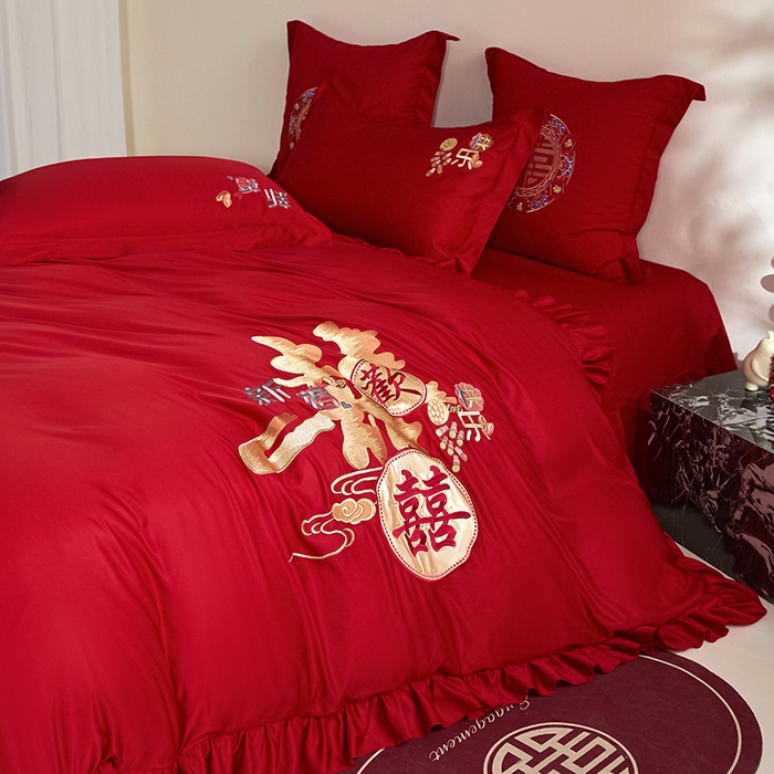 91家纺网 家纺一手货源 找家纺 玉雅家纺 2025新款水洗冰丝刺绣床裙款婚庆四件套 床裙款-新婚快乐