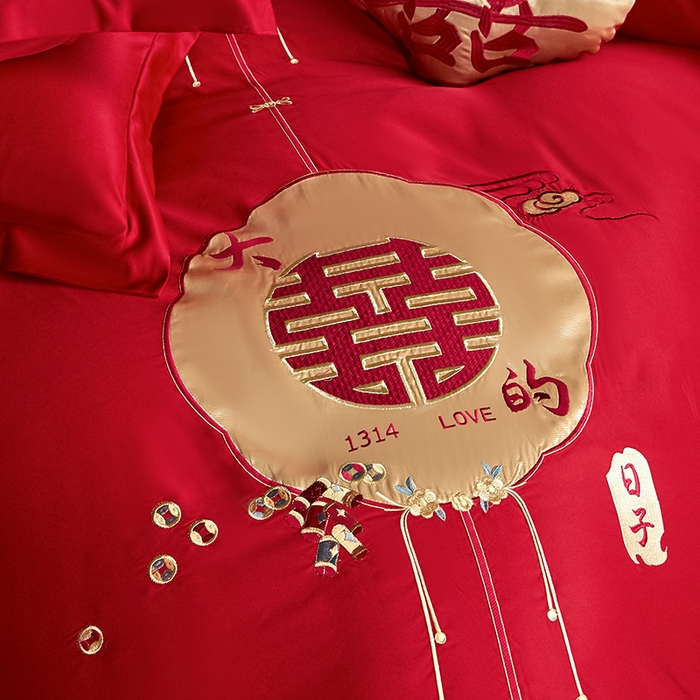 91家纺网 家纺一手货源 找家纺 玉雅家纺 2025新款水洗冰丝刺绣床裙款婚庆四件套 床裙款-大喜日子