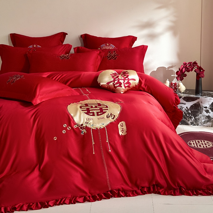 91家纺网 家纺一手货源 找家纺 玉雅家纺 2025新款水洗冰丝刺绣床裙款婚庆四件套 床裙款-大喜日子