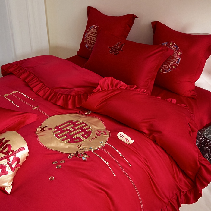 91家纺网 家纺一手货源 找家纺 玉雅家纺 2025新款水洗冰丝刺绣床裙款婚庆四件套 床裙款-大喜日子