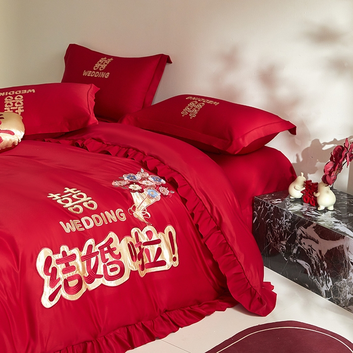 91家纺网 家纺一手货源 找家纺 玉雅家纺 2025新款水洗冰丝刺绣床裙款婚庆四件套 床裙款-我们结婚啦