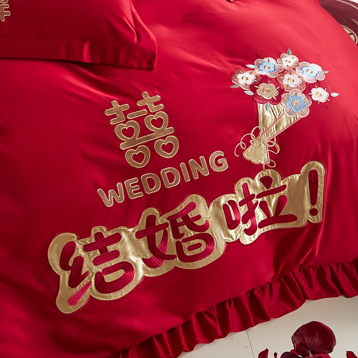 91家纺网 家纺一手货源 找家纺 玉雅家纺 2025新款水洗冰丝刺绣床裙款婚庆四件套 床裙款-我们结婚啦