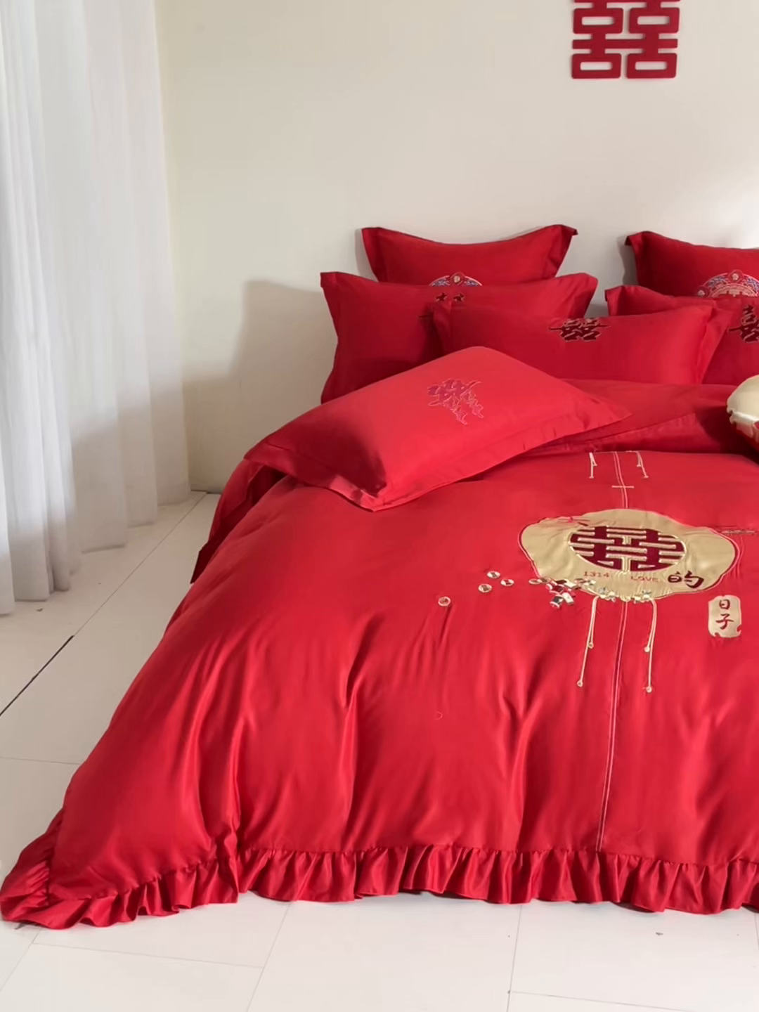 91家纺网 家纺一手货源 找家纺 玉雅家纺 2025新款水洗冰丝刺绣床裙款婚庆四件套 床裙款-大喜日子