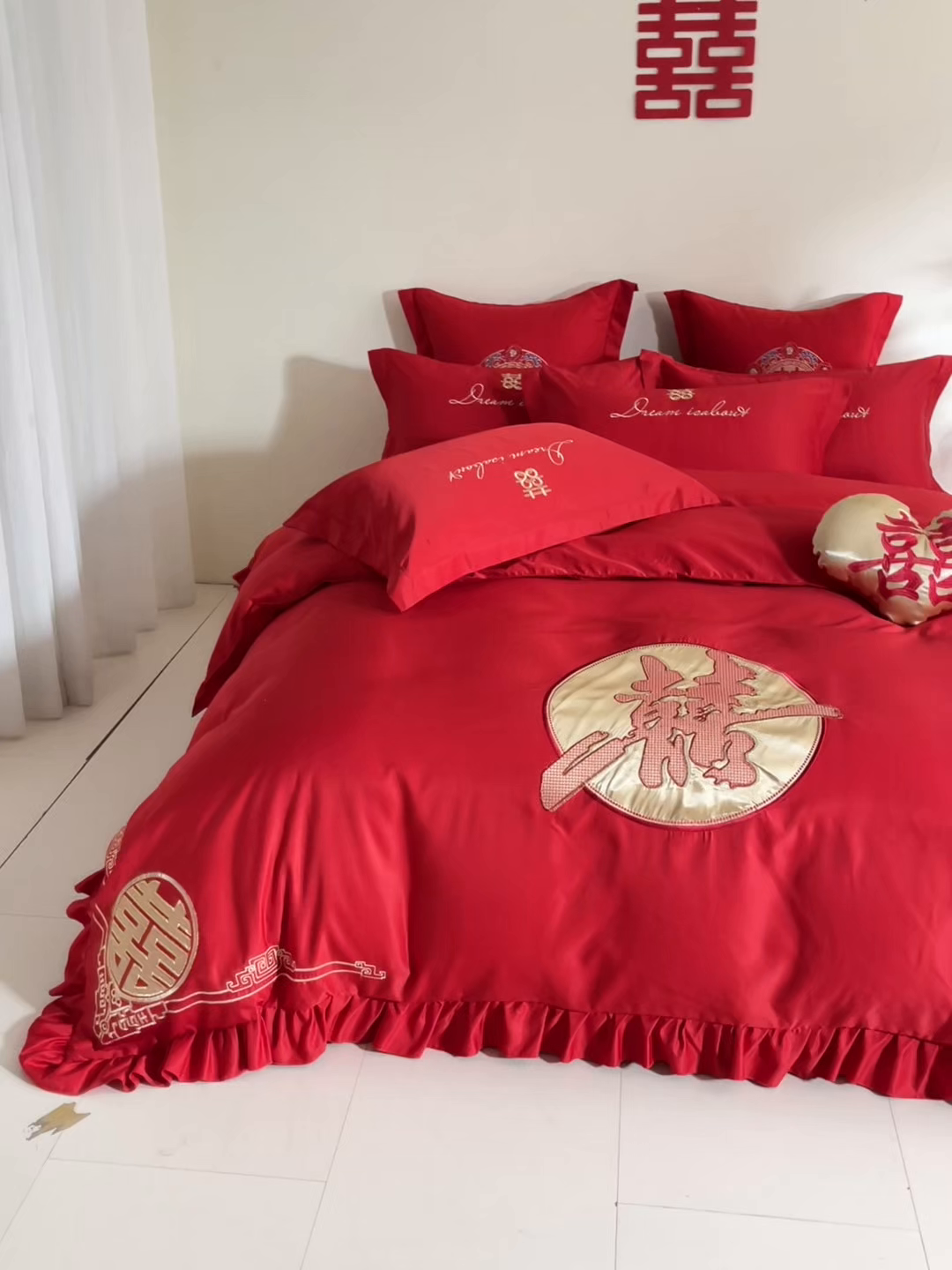 91家纺网 家纺一手货源 找家纺 玉雅家纺 2025新款水洗冰丝刺绣床裙款婚庆四件套 床裙款-喜临门