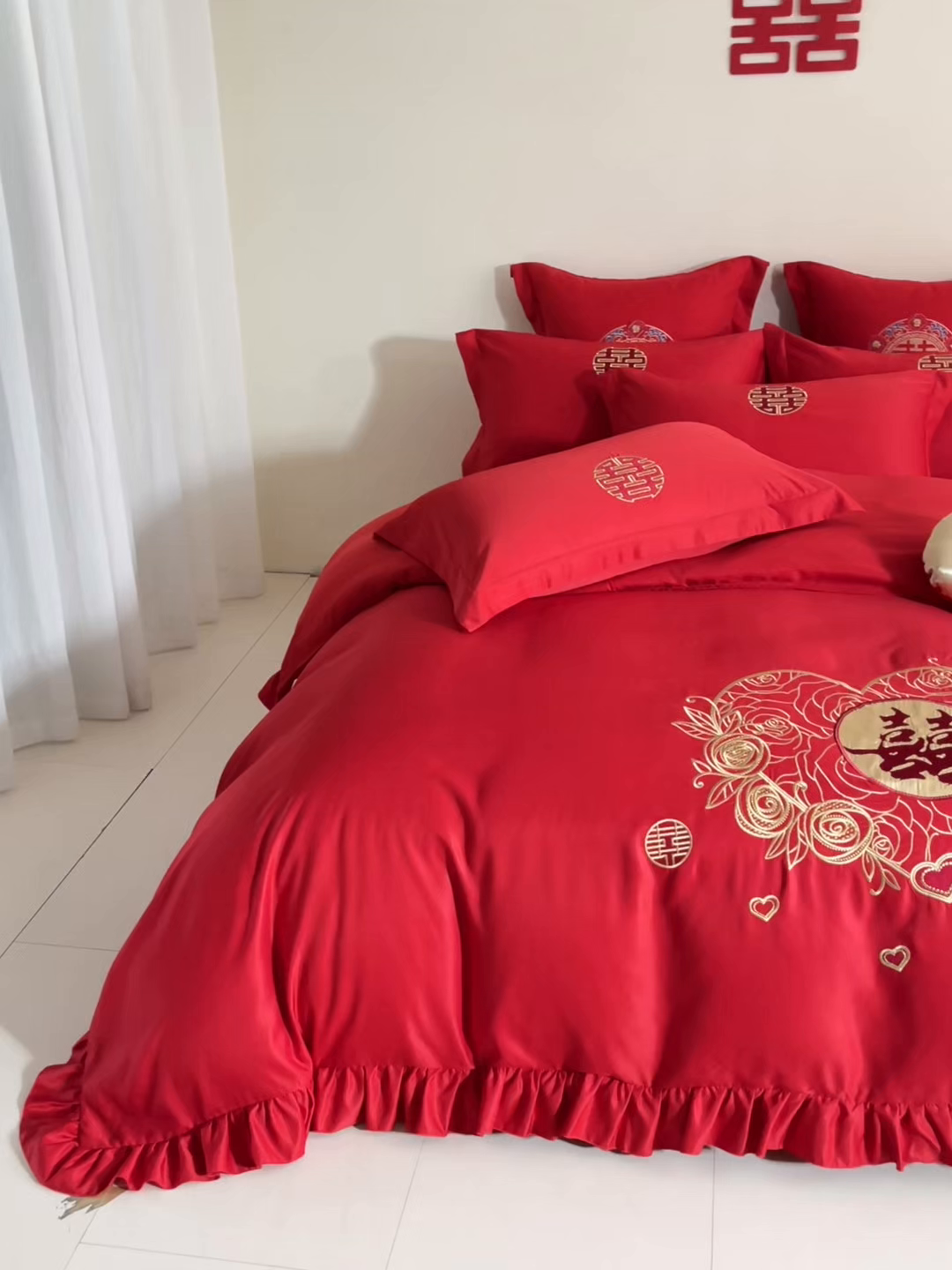 91家纺网 家纺一手货源 找家纺 玉雅家纺 2025新款水洗冰丝刺绣床裙款婚庆四件套 床裙款-心相印