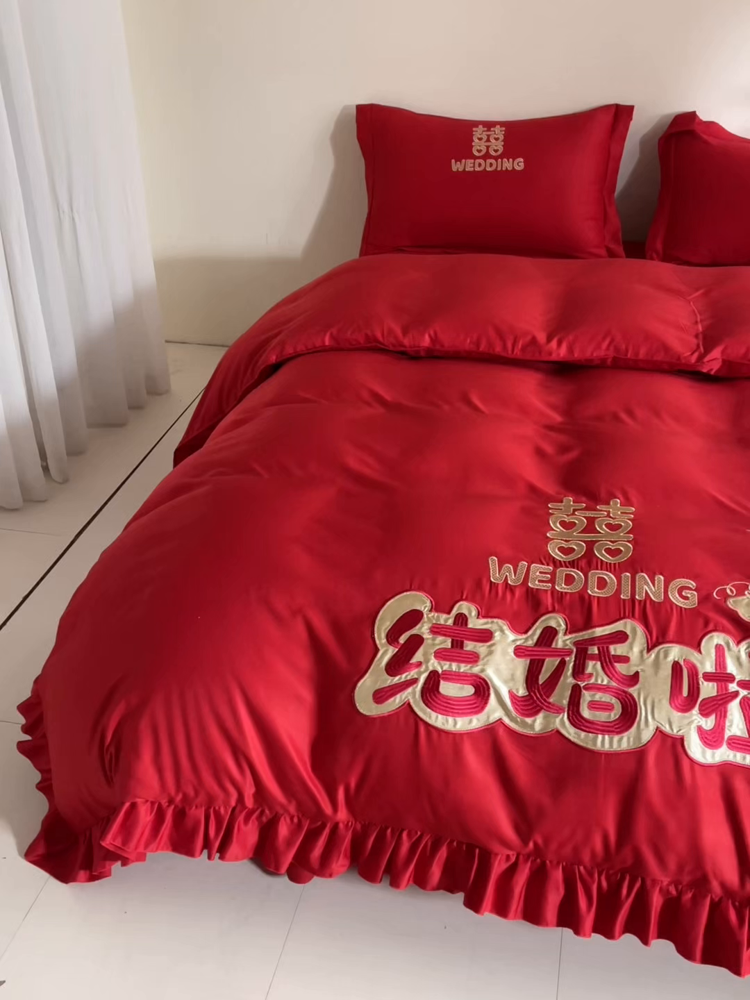 91家纺网 家纺一手货源 找家纺 玉雅家纺 2025新款水洗冰丝刺绣床裙款婚庆四件套 床裙款-我们结婚啦