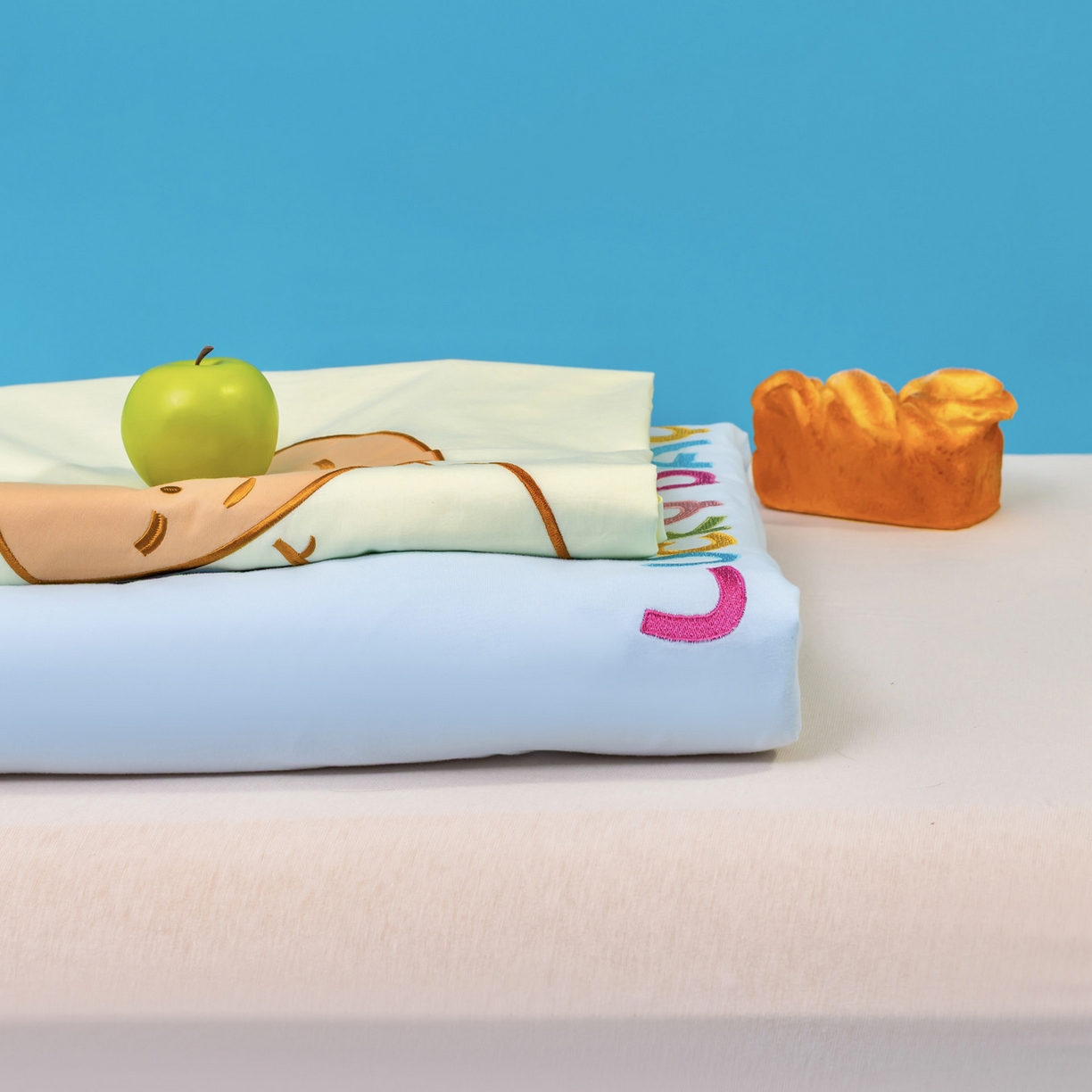 91家纺网 家纺一手货源 找家纺 （总）喜多兔儿童家纺 2025新款小梦幻纯棉针织棉紧密纺绣花幼儿园被子三件套