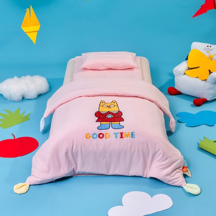 91家纺网 家纺一手货源 找家纺 （总）喜多兔儿童家纺 2025新款小梦幻纯棉针织棉紧密纺绣花幼儿园被子三件套