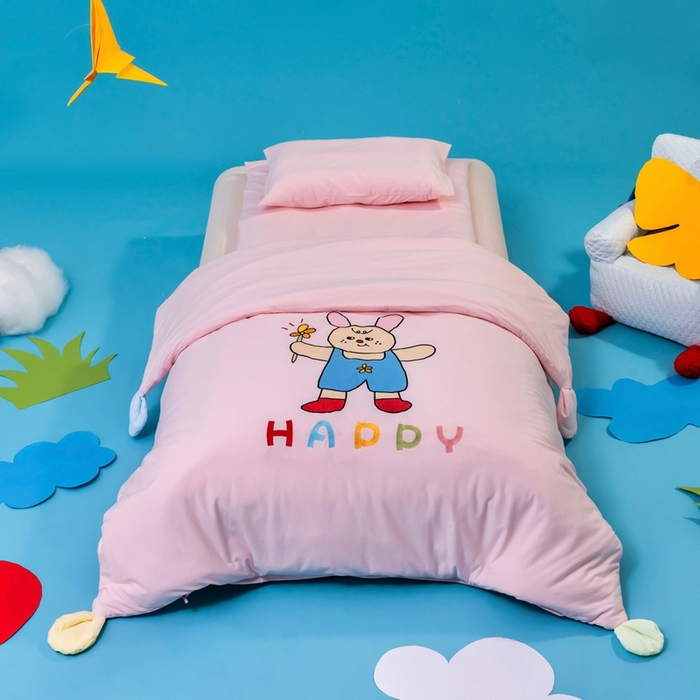 91家纺网 家纺一手货源 找家纺 （总）喜多兔儿童家纺 2025新款小梦幻纯棉针织棉紧密纺绣花幼儿园被子三件套