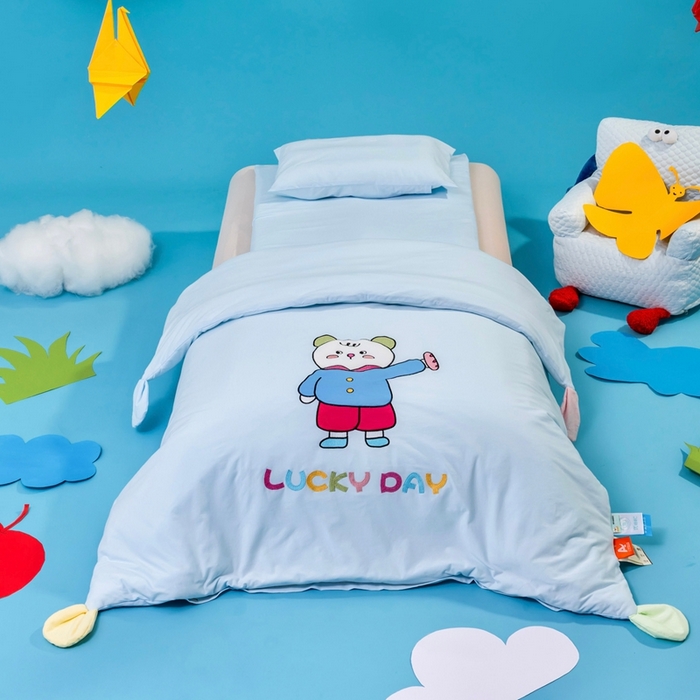 91家纺网 家纺一手货源 找家纺 （总）喜多兔儿童家纺 2025新款小梦幻纯棉针织棉紧密纺绣花幼儿园被子三件套