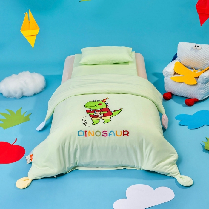 91家纺网 家纺一手货源 找家纺 （总）喜多兔儿童家纺 2025新款小梦幻纯棉针织棉紧密纺绣花幼儿园被子三件套