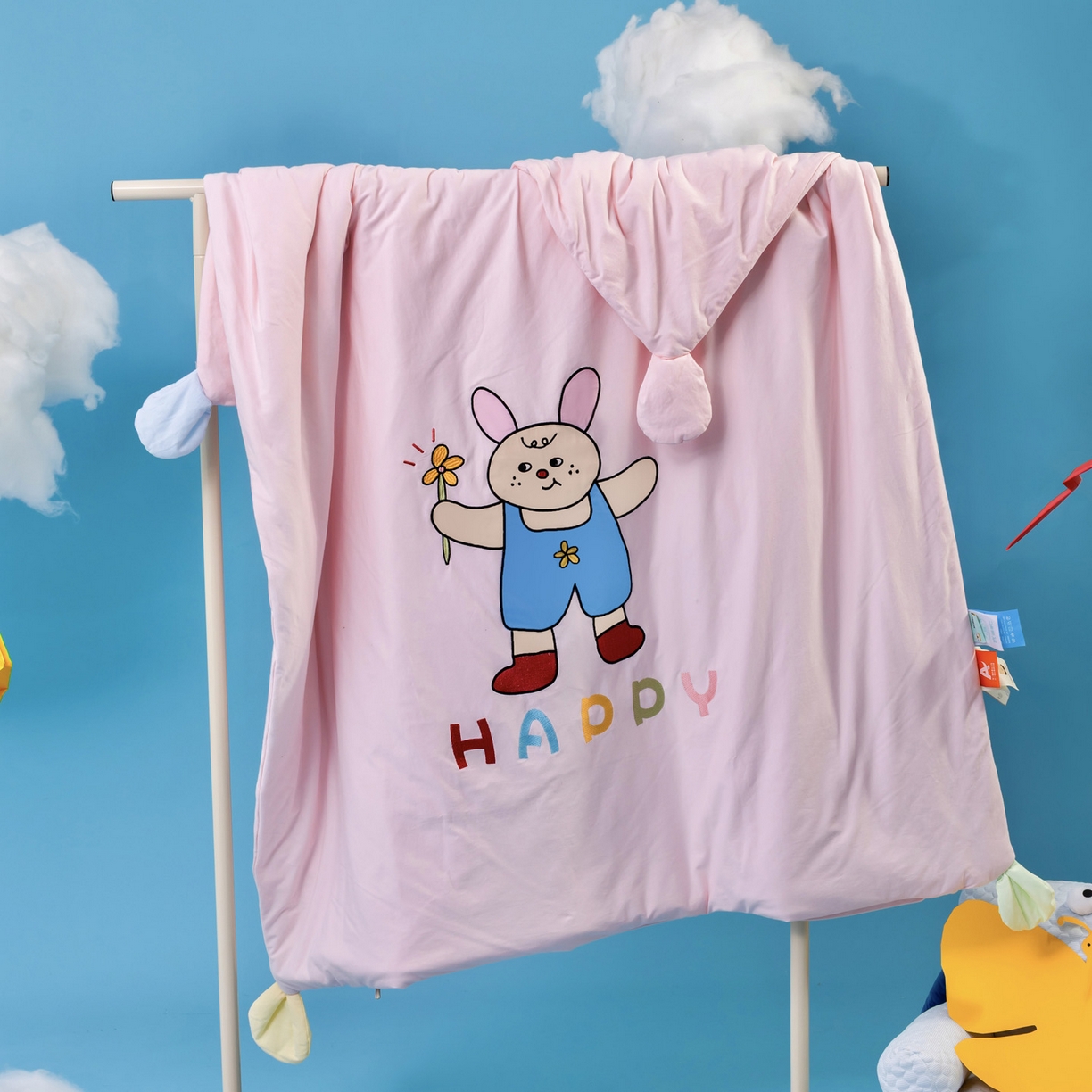 91家纺网 家纺一手货源 找家纺 喜多兔儿童家纺 2025新款小梦幻纯棉针织棉紧密纺绣花幼儿园被子三件套 组合图仅供展示