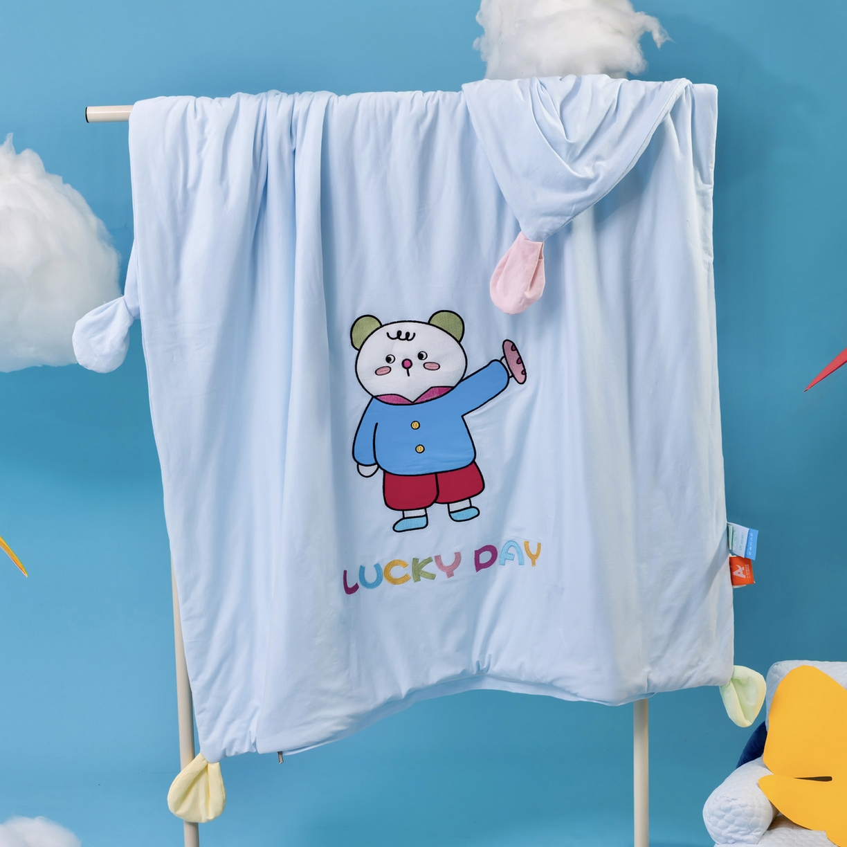 91家纺网 家纺一手货源 找家纺 喜多兔儿童家纺 2025新款小梦幻纯棉针织棉紧密纺绣花幼儿园被子三件套 组合图仅供展示