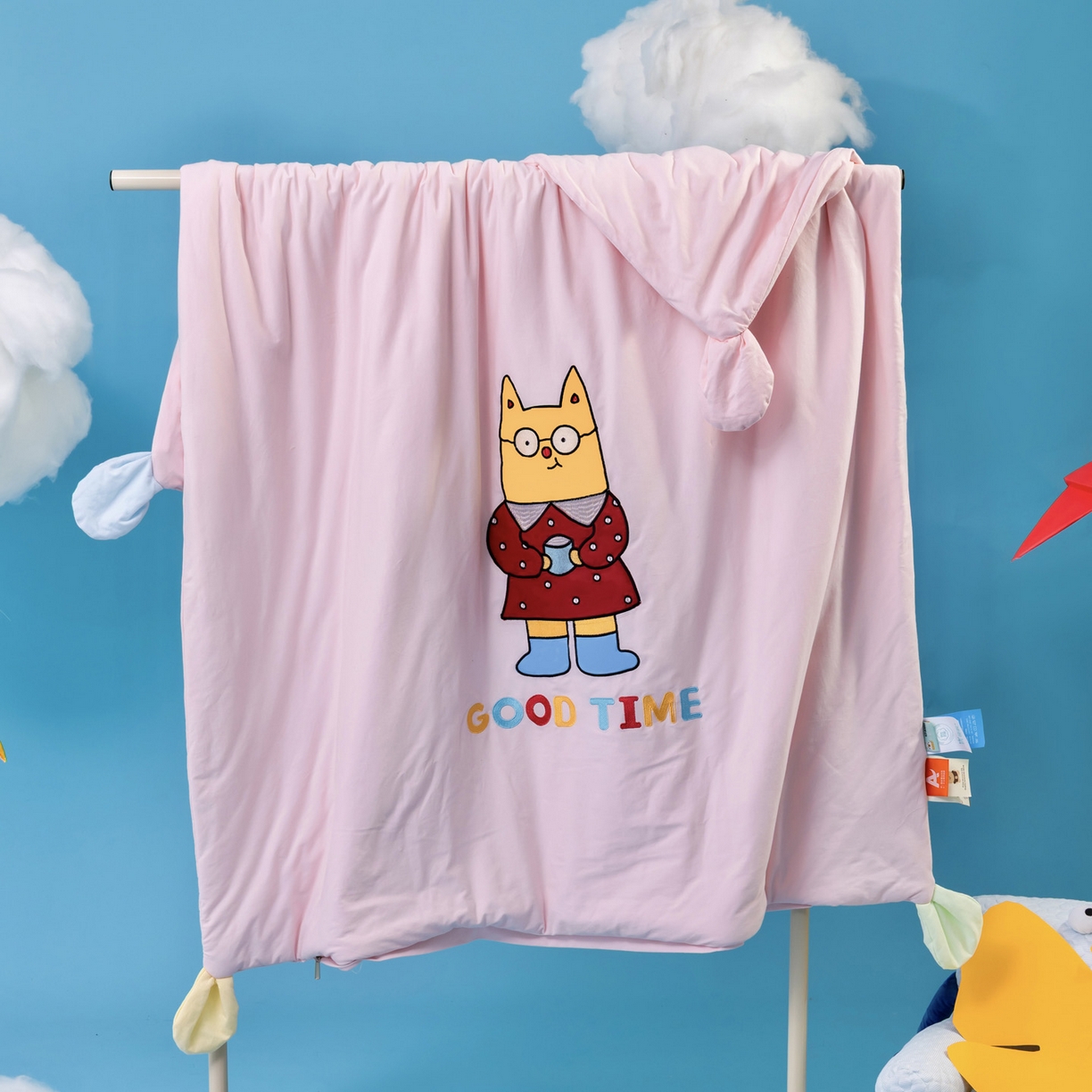 91家纺网 家纺一手货源 找家纺 喜多兔儿童家纺 2025新款小梦幻纯棉针织棉紧密纺绣花幼儿园被子三件套 组合图仅供展示