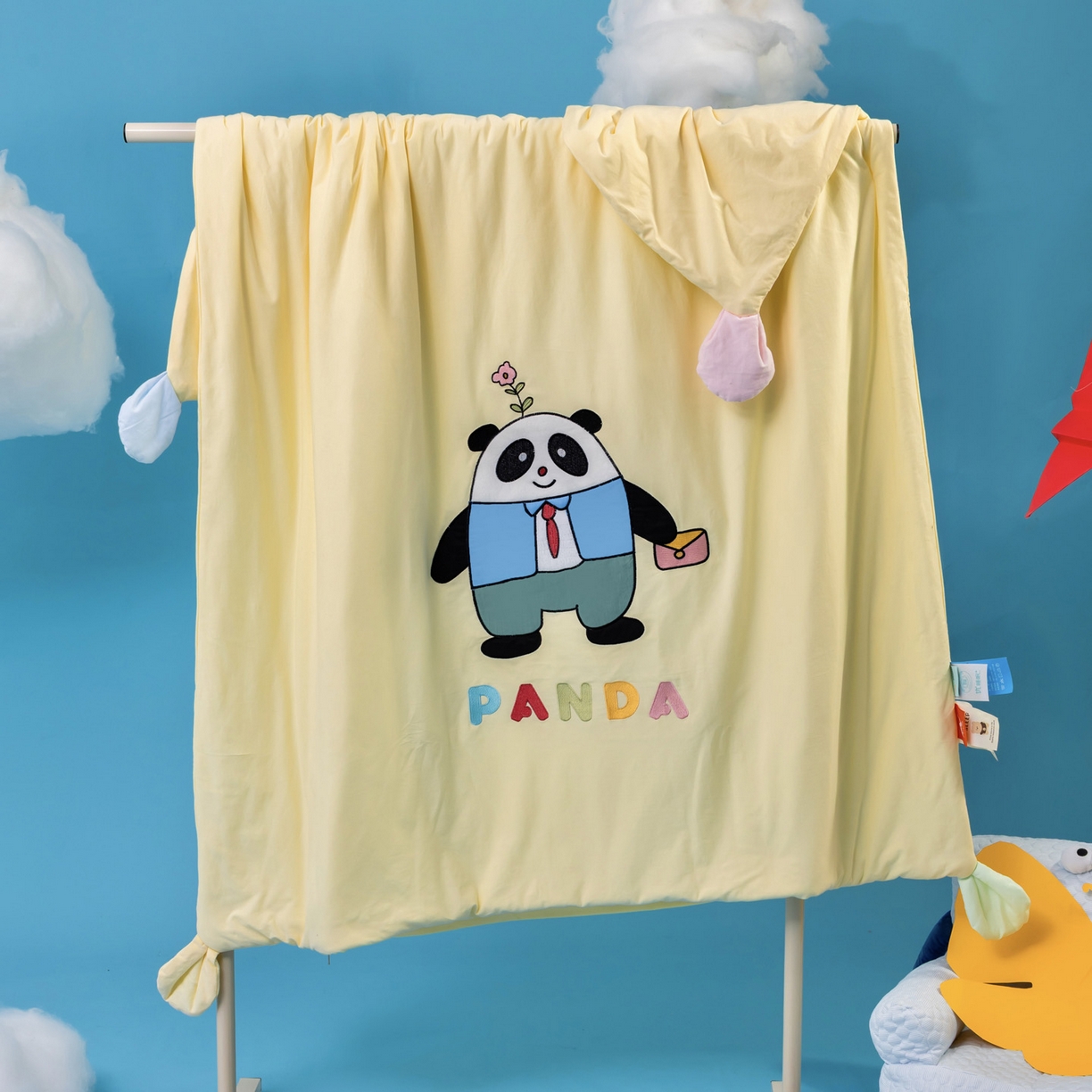 91家纺网 家纺一手货源 找家纺 喜多兔儿童家纺 2025新款小梦幻纯棉针织棉紧密纺绣花幼儿园被子三件套 组合图仅供展示