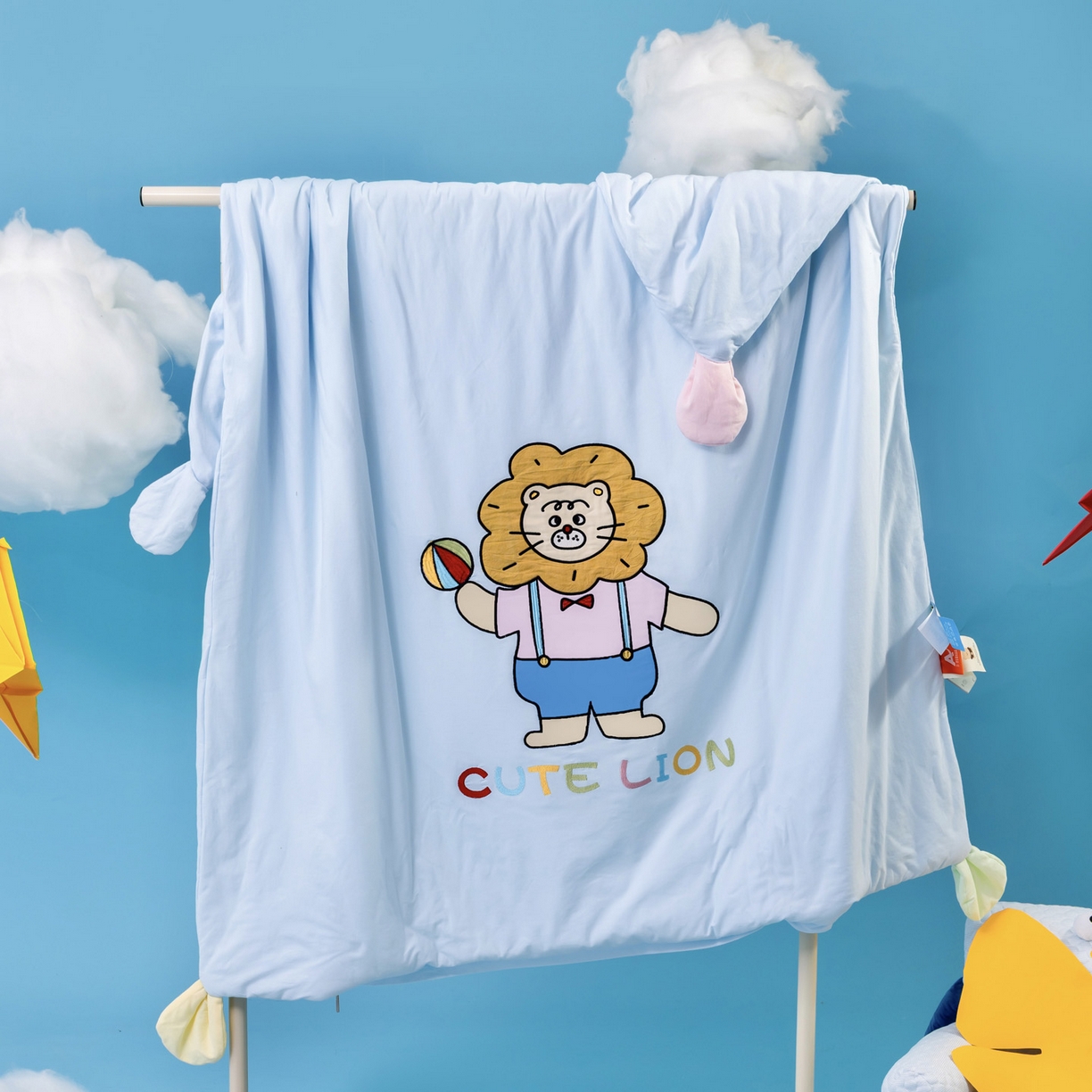 91家纺网 家纺一手货源 找家纺 喜多兔儿童家纺 2025新款小梦幻纯棉针织棉紧密纺绣花幼儿园被子三件套 组合图仅供展示